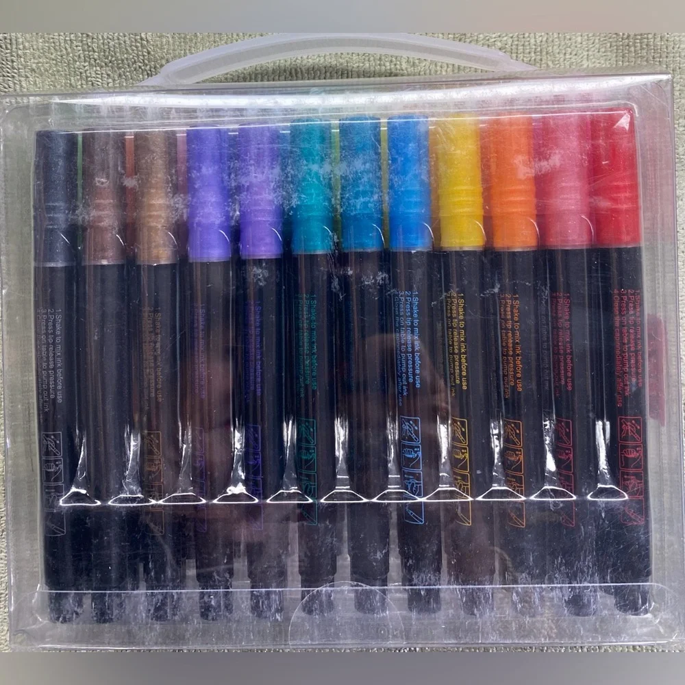36- Metallic Outline Markers